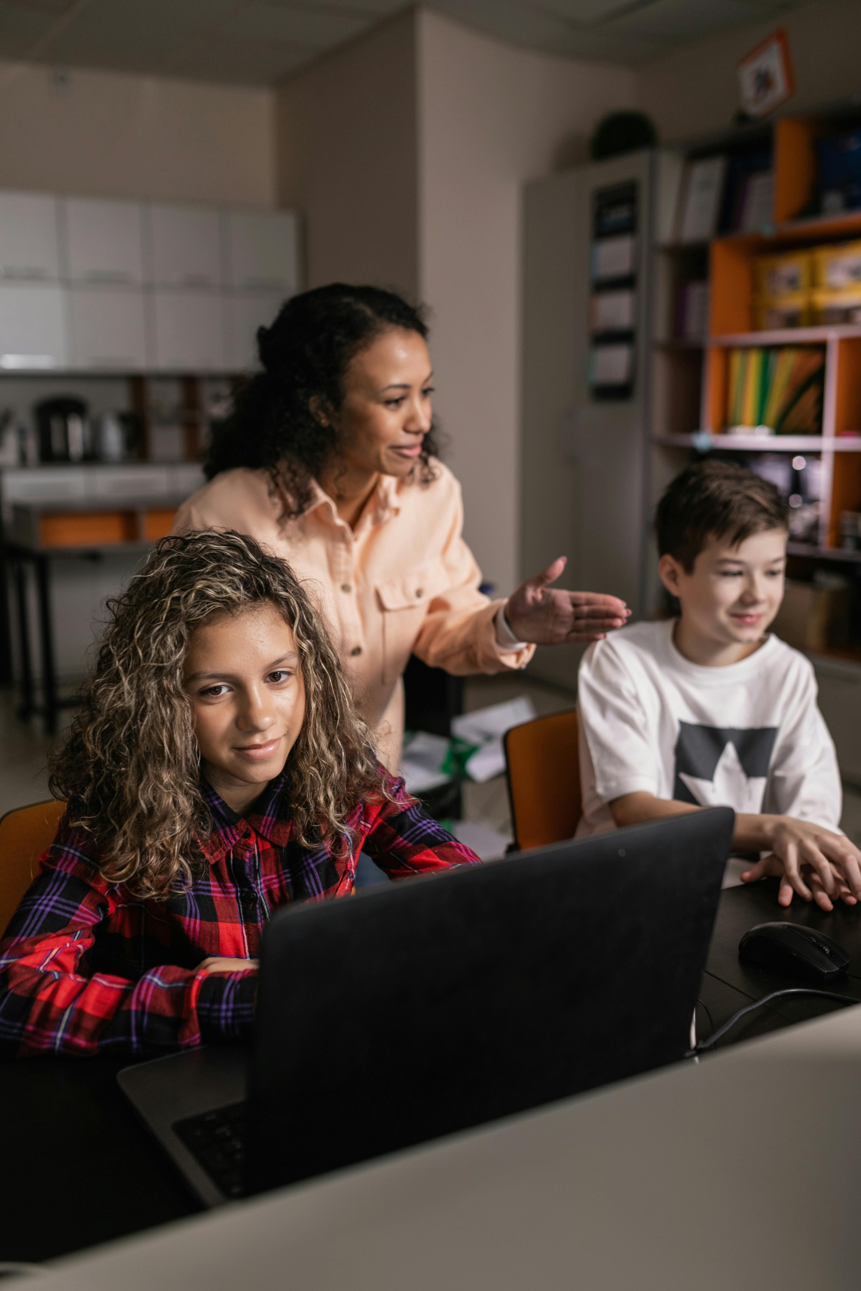 Schutz von Minderjährigen in der digitalen Welt: Rechtliche Herausforderungen und Strategien