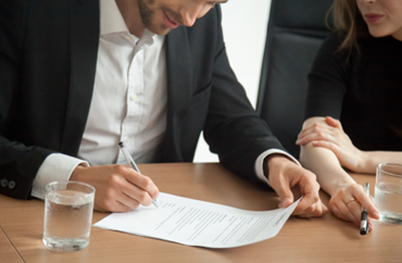 Firmar un contrato sin leer: el error más caro de muchos empresarios